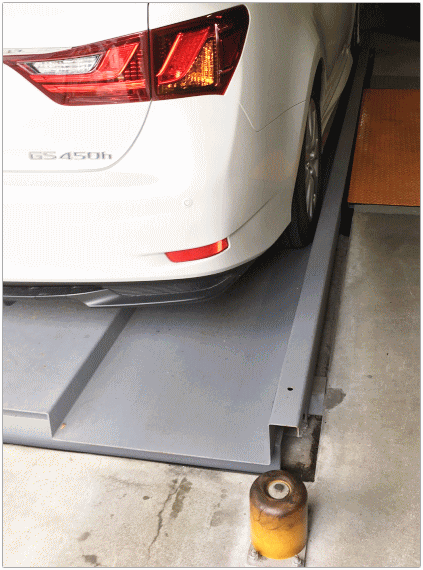 高さ10cmほどのゴム製のポールの画像