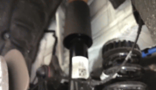 車を下から撮影した画像